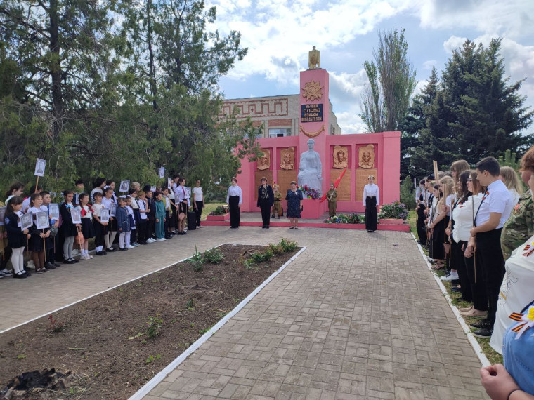 9 Мая, в День Великой Победы, обучающиеся и педагоги ГБОУ "Кременевская школа Володарского М.О." присоединились к священной акции «Бессмертный полк», ставшей символом нашей общей памяти и благодарности..